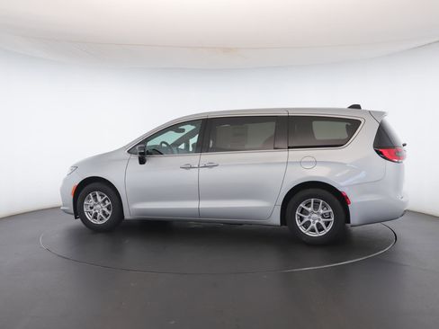 New 2026 Chrysler Pacifica Select image 18