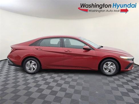 Certified 2025 Hyundai Elantra SE image 7