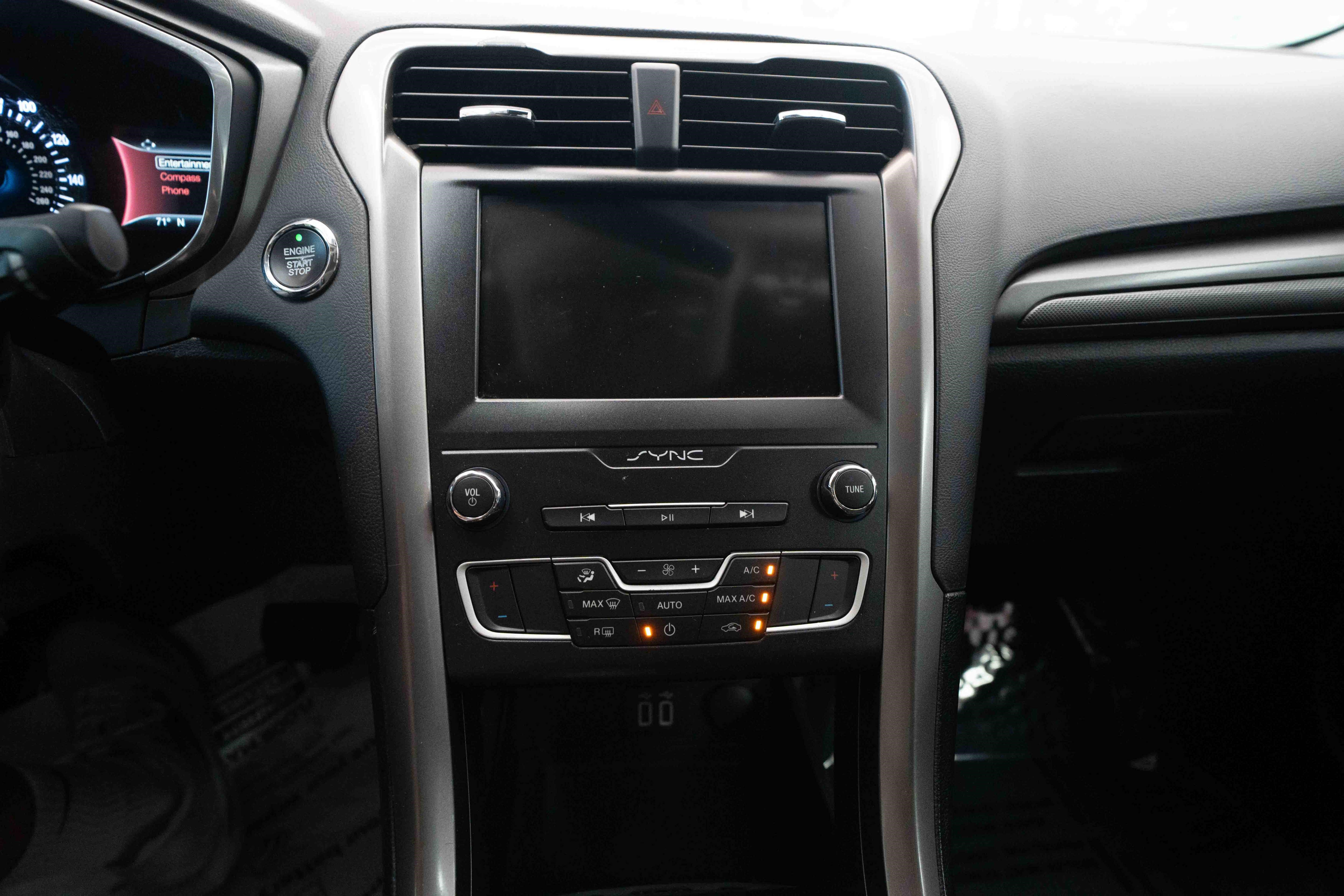 Used 2020 Ford Fusion SE FWD image 17