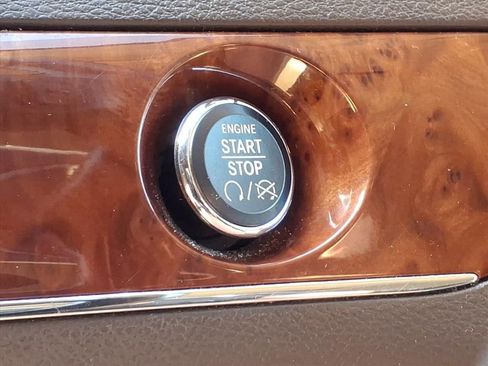 Used 2011 Chrysler Town & Country Limited image 28