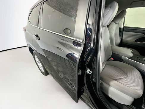 Used 2024 Toyota Highlander LE FWD image 28