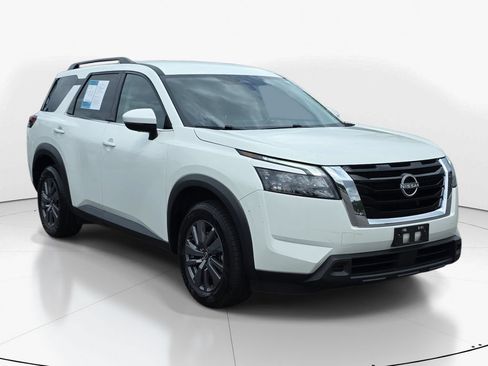 Used 2024 Nissan Pathfinder SV FWD image 3
