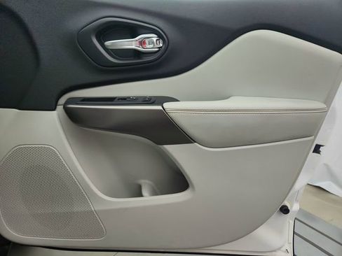 Used 2020 Jeep Cherokee Limited image 28