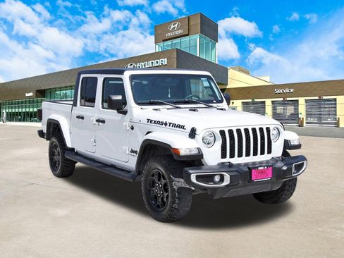 Used 2023 Jeep Gladiator Sport AWD/4WD image 3