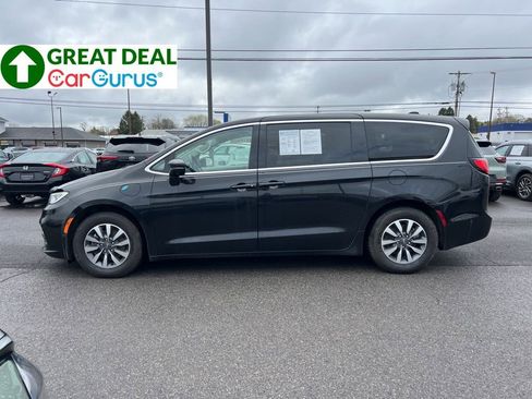 Used 2022 Chrysler Pacifica Touring-L w/ Uconnect Theater Family Group FWD image 2