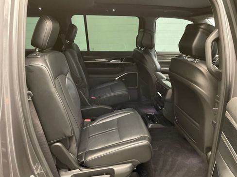 Certified 2022 Jeep Wagoneer Series III w/ Premium Group I AWD/4WD image 28