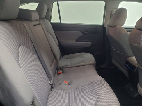 Used 2021 Toyota Highlander LE AWD/4WD image 19