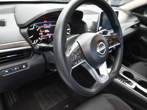 Used 2025 Nissan Altima 2.5 SV FWD image 12