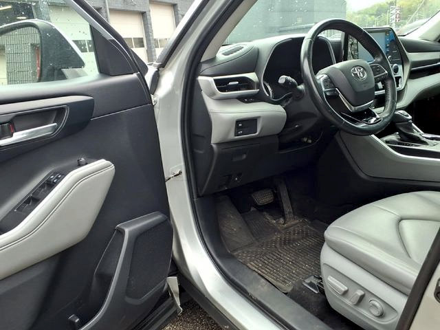Used 2021 Toyota Highlander XLE AWD/4WD image 7