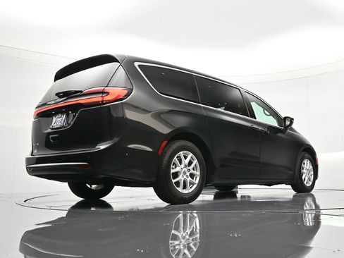Certified 2023 Chrysler Pacifica Touring-L FWD image 42