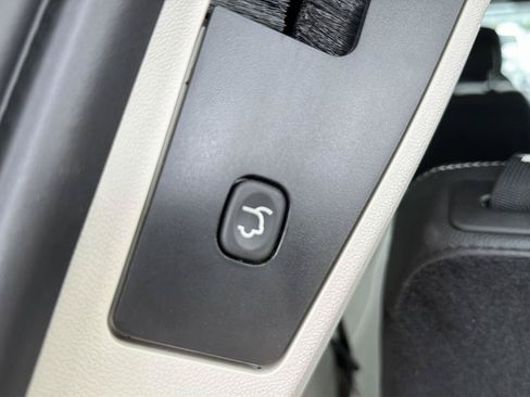 Used 2019 Dodge Grand Caravan SXT FWD image 22