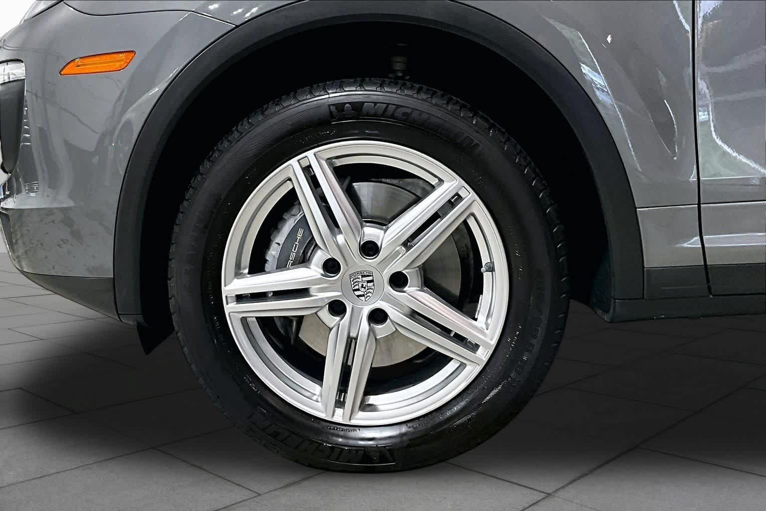 Used 2016 Porsche Cayenne AWD/4WD image 10