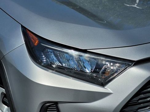 Used 2021 Toyota RAV4 LE FWD image 11