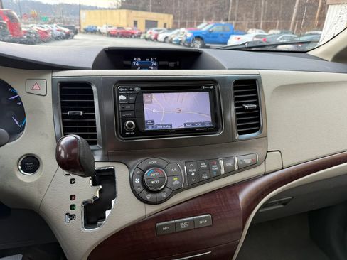 Used 2013 Toyota Sienna XLE w/ Entertainment Pkg FWD image 10