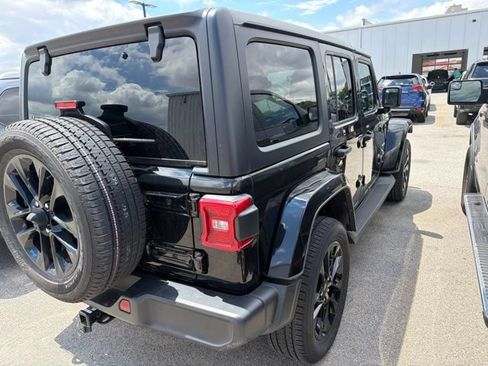 Used 2023 Jeep Wrangler Unlimited Sahara AWD/4WD image 5