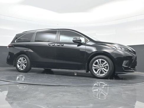 Used 2022 Toyota Sienna XSE image 55