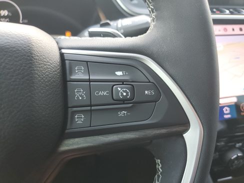 Used 2023 Jeep Grand Cherokee L Limited w/ Luxury Tech Group II AWD/4WD image 17