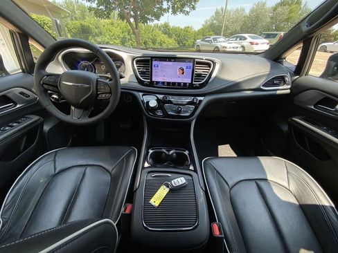 Used 2025 Chrysler Pacifica Limited FWD image 15