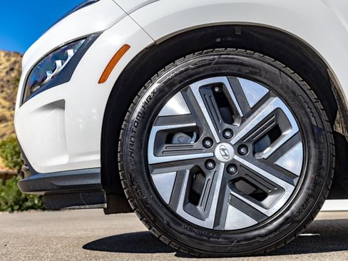 Used 2023 Hyundai Kona Limited w/ Cargo Package FWD image 6