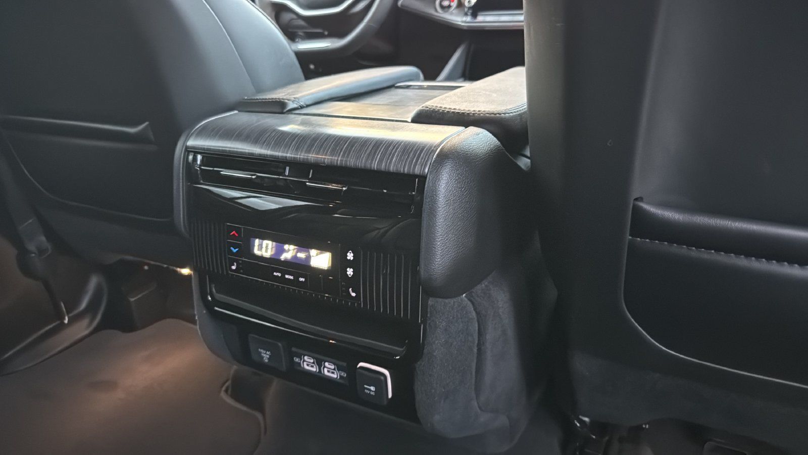 Used 2024 Jeep Wagoneer Series II w/ Flexible Seating Group RWD image 27
