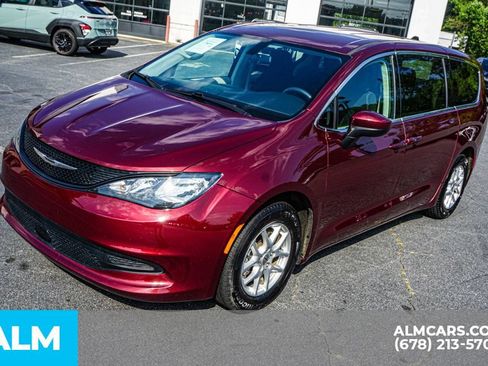 Used 2022 Chrysler Voyager LX FWD image 14