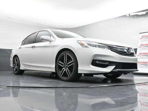 Used 2016 Honda Accord Touring image 18