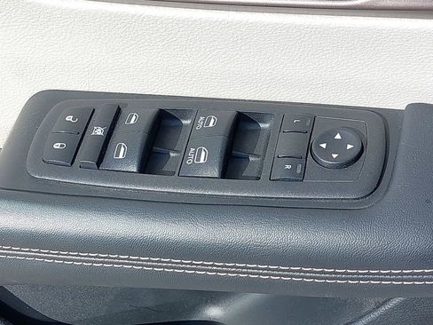 Used 2023 Chrysler Voyager LX FWD image 23