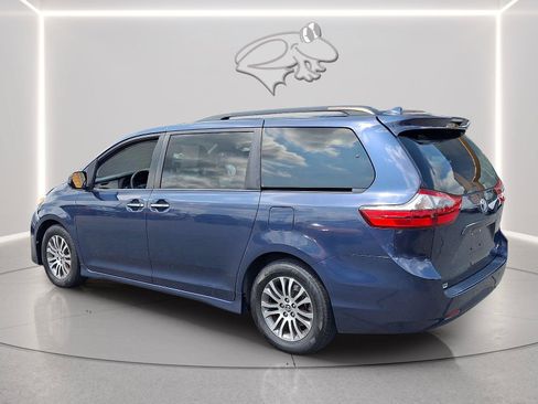 Used 2020 Toyota Sienna XLE Premium w/ Carpet Mat Package FWD image 3