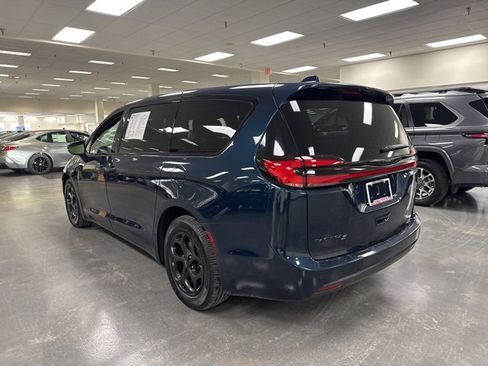 Used 2022 Chrysler Pacifica Touring-L w/ Uconnect Theater Family Group image 4