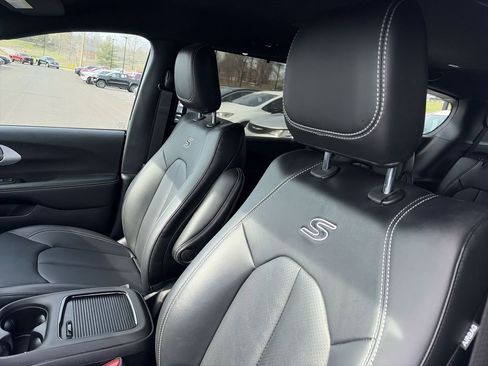 Used 2024 Chrysler Pacifica Touring-L w/ S Appearance Package image 11