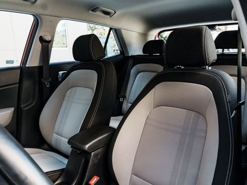 Certified 2021 Hyundai Venue SEL image 9