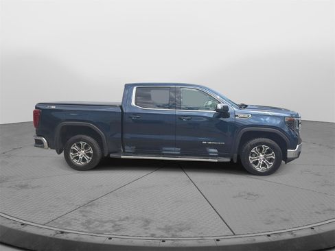 Used 2022 GMC Sierra 1500 SLT w/ SLT Premium Plus Package AWD/4WD image 4