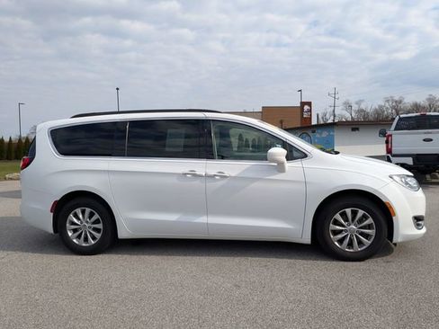 Used 2019 Chrysler Pacifica Touring Plus w/ Cold Weather Group image 12
