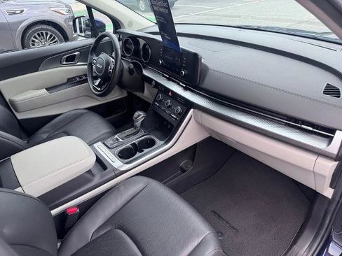 Used 2024 Kia Carnival LX FWD image 25