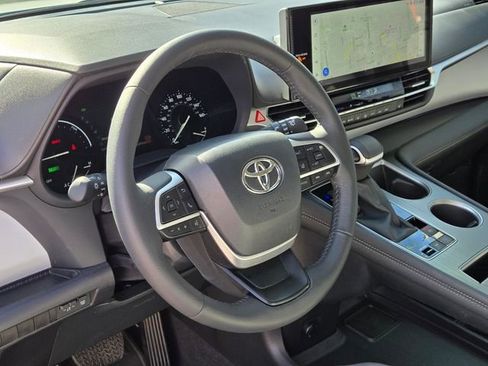 Used 2025 Toyota Sienna XLE w/ XLE Plus Package FWD image 25