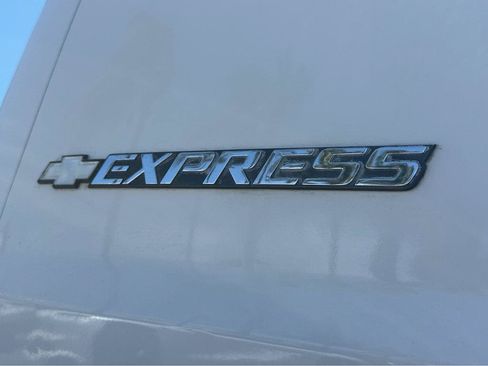 Used 2018 Chevrolet Express 2500 w/ Driver Convenience Package RWD image 31