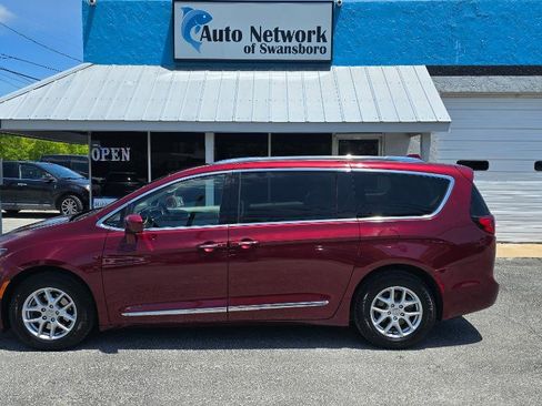 Used 2020 Chrysler Pacifica Touring-L FWD image 1