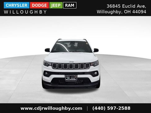 Used 2024 Jeep Compass Latitude AWD/4WD image 2