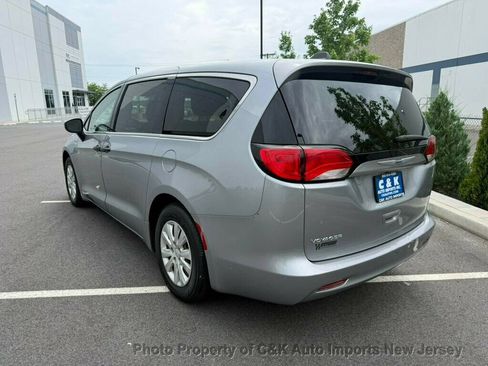 Used 2020 Chrysler Voyager L FWD image 3