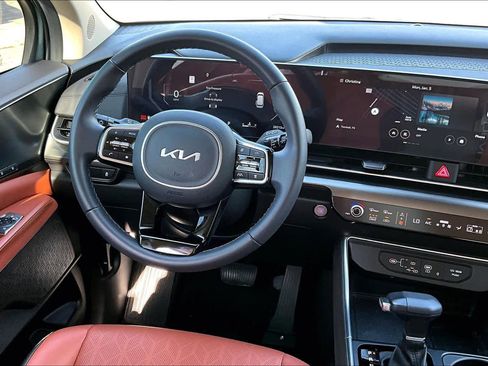 Certified 2025 Kia Carnival SX w/ SX Dark Edition Package image 5