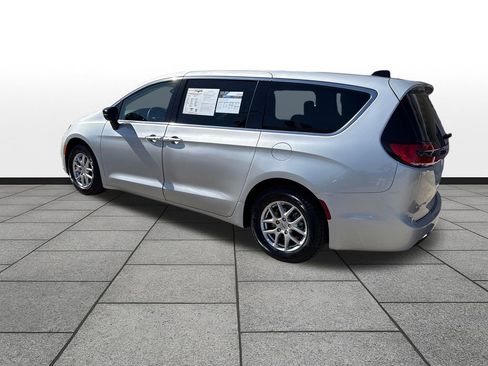 Used 2024 Chrysler Pacifica Touring-L FWD image 3