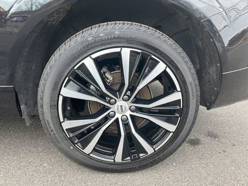 Certified 2025 Volvo XC60 B5 Plus image 9