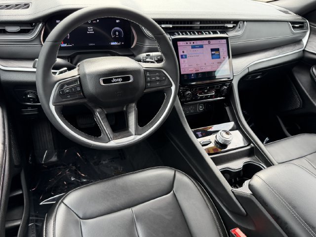 Used 2024 Jeep Grand Cherokee Limited w/ Black Appearance Package AWD/4WD image 7