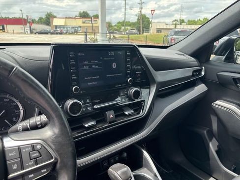 Used 2021 Toyota Highlander XSE AWD/4WD image 16