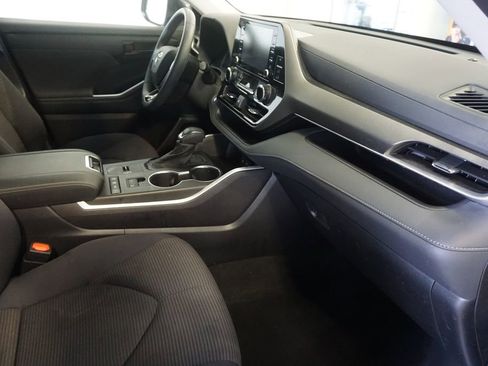 Used 2021 Toyota Highlander LE AWD/4WD image 22