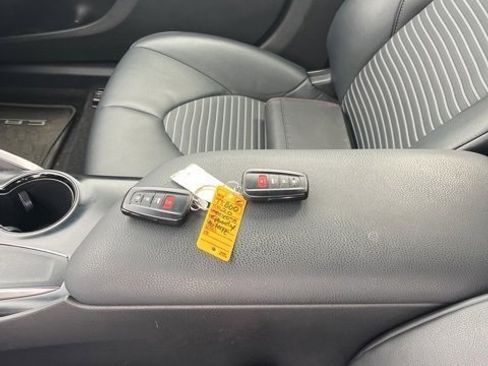 Used 2020 Toyota Camry SE image 13