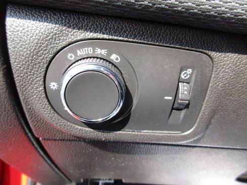 Used 2018 Chevrolet Cruze LT FWD image 18