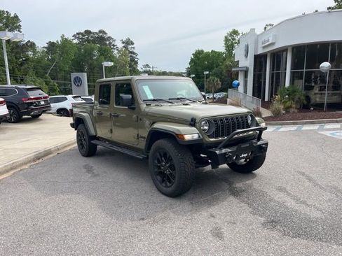 Used 2025 Jeep Gladiator Sport AWD/4WD image 1