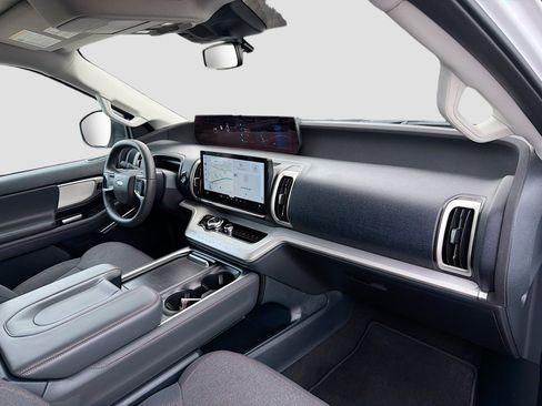 Used 2025 Ford Expedition Active image 15