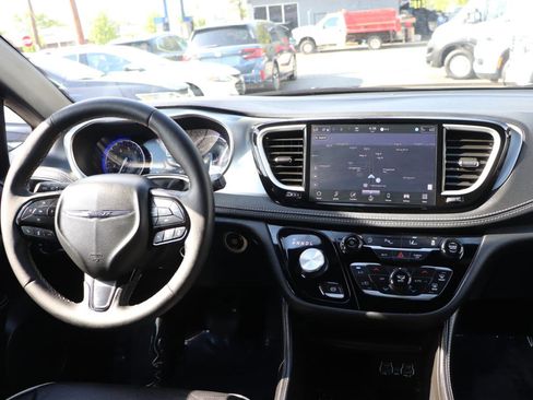 Used 2025 Chrysler Pacifica Limited FWD image 19